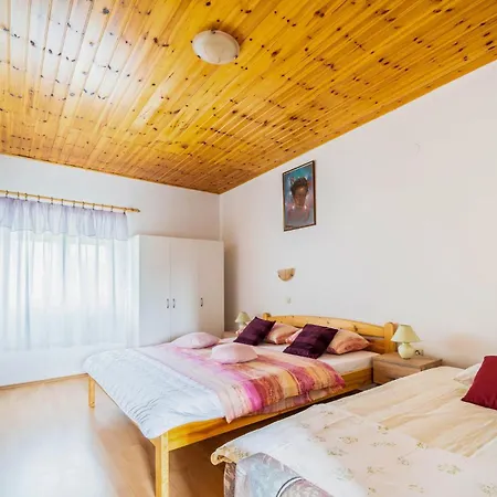 Pet Friendly In With Kitchen *